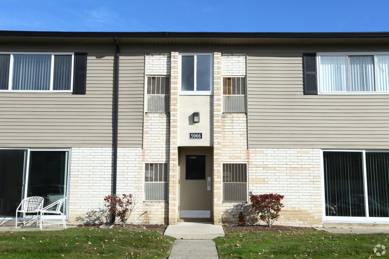 Village Squire Apartments Canton