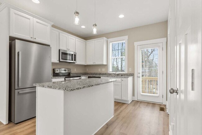 Building Photo - MUST SEE! 2 Bed / 2 Bath End Unit in Raleigh