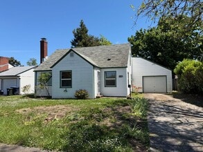 Building Photo - Large updated 2 bedroom 1 bathroom house in Springfield!