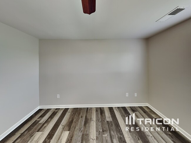 Building Photo - 537 Twyla Dr