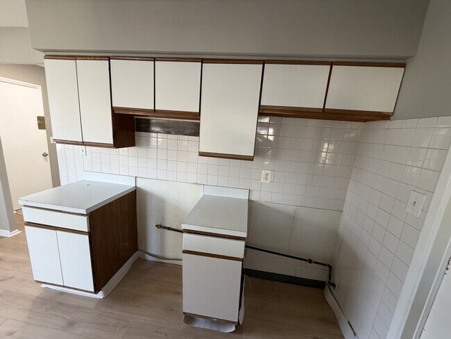 Building Photo - 4300 E 175th St