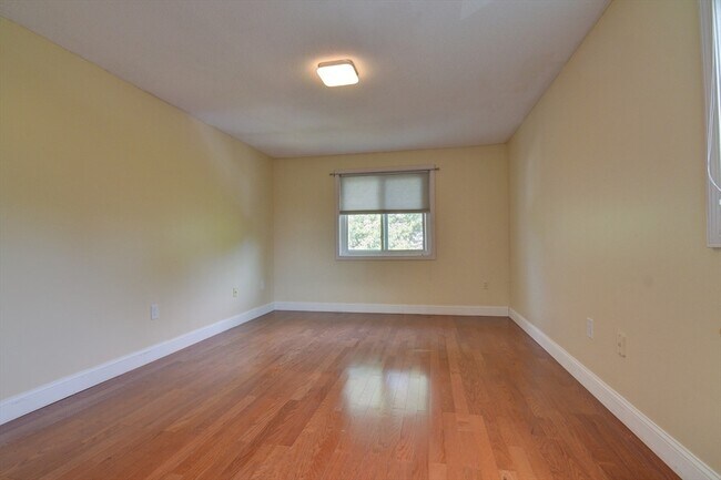 Building Photo - 15 Bower Rd