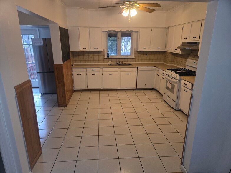 Primary Photo - 1727 Monroe Ave