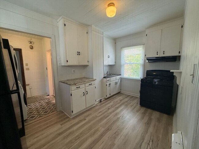 Building Photo - Pensacola - 3 bedroom, 1 bathroom - Old Style Shotgun Home with Original Charm