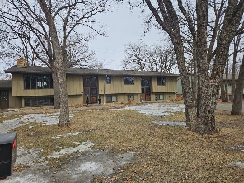 Building Photo - 829 Golf View Ln