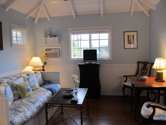 Furnished Living room/ bedroom - 3919 S Ridgeley Dr