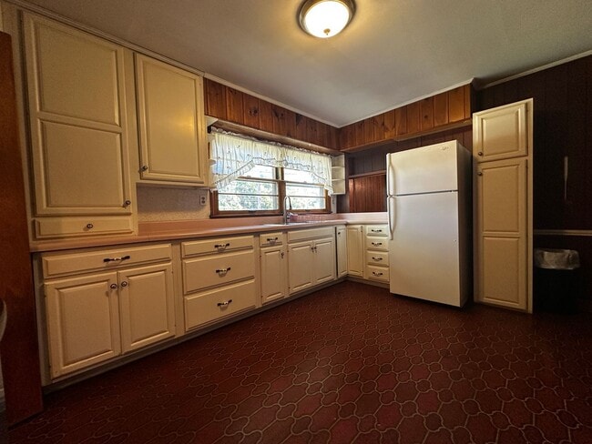 Building Photo - **Move-In Special !! 3 bed/ 2 bath rancher...