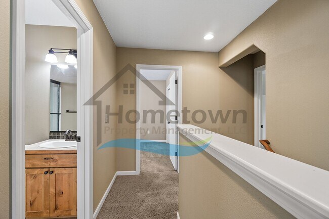 Building Photo - 3 Bedroom 3 Bathroom Home with Attached 2 Car Garage Available in Coeur d'Alene!