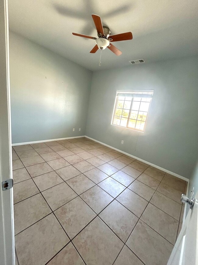 Building Photo - 3 Bedroom with open floor plan