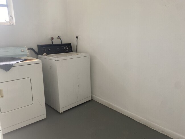 Building Photo - 5904 SW 27th St