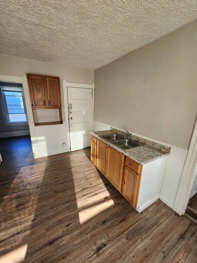 Building Photo - 5704 Fullerton Ave