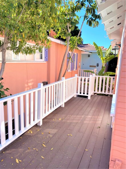 Building Photo - 273 Lower Cliff Dr