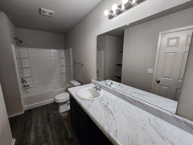 Building Photo - 2420 Vivian Dr