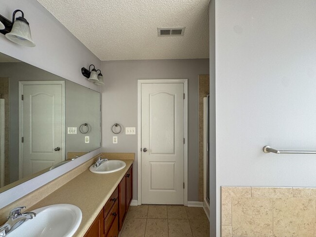 Building Photo - Beautiful 4 Bed 2.5 Bath Home with Fenced Backyard