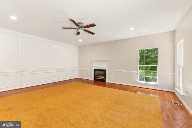 Building Photo - 9201 Golf Ct