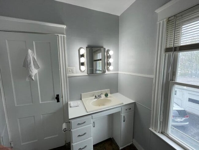 Building Photo - 224 State St