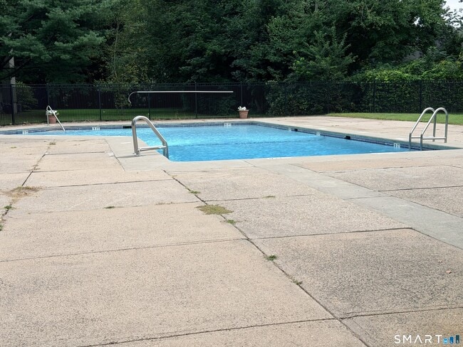 Building Photo - 17 Greenbriar Dr