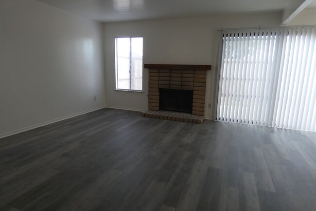 Building Photo - 3 Bedroom, 2.5 bath condo for rent