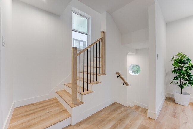 Building Photo - 1216 W 23rd St