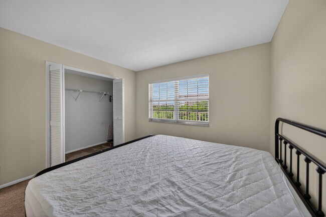 Building Photo - 3503 Oaks Way