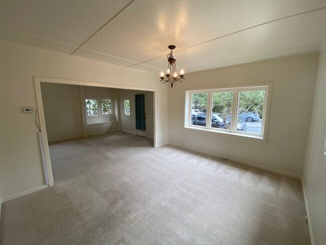 Building Photo - 17 Mile Drive Cottage!