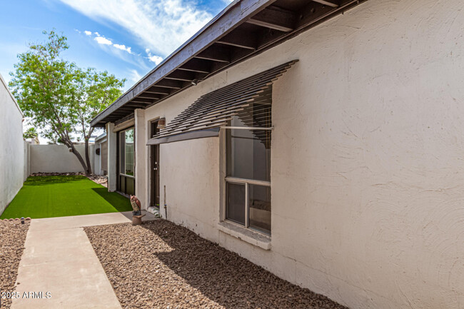 Building Photo - 425 W Pebble Beach Dr