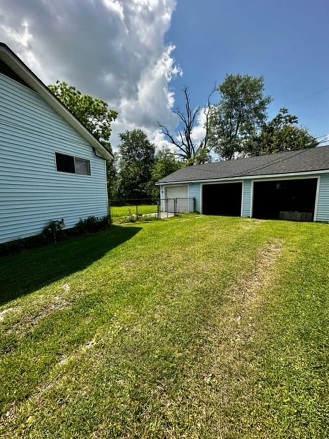 Building Photo - 402 Newton St