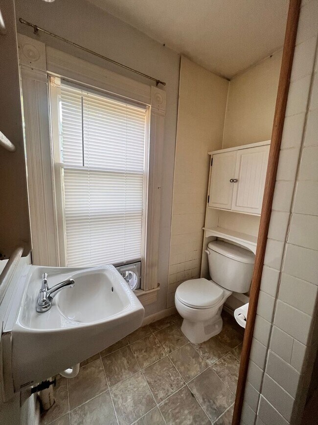 Building Photo - 700 N 5th St