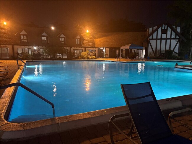 Building Photo - 3750 Inverrary Dr