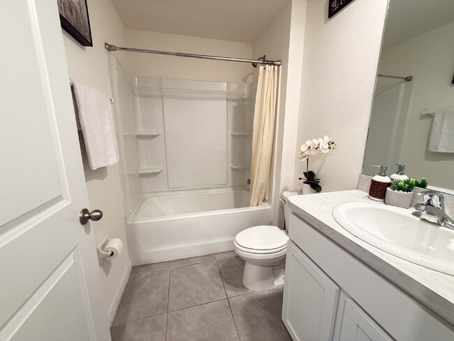 Building Photo - Spacious 4-Bedroom Home with Granite Count...