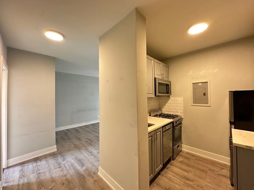 Building Photo - 545 W Belmont Ave
