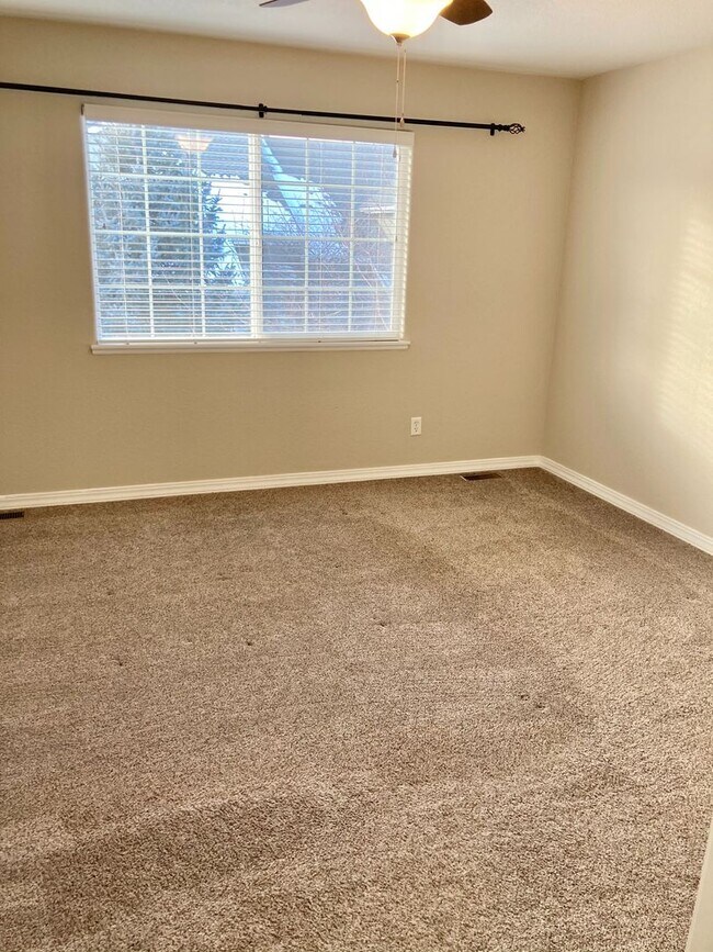 Building Photo - Lovely 3 Bedroom, 2.5 Bathroom Townhome