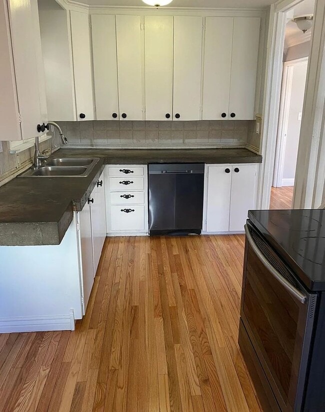 Building Photo - $500 OFF FIRST MONTHS RENt!! 4 Bedroom Home with Beautiful Yard, Kennewick, WA