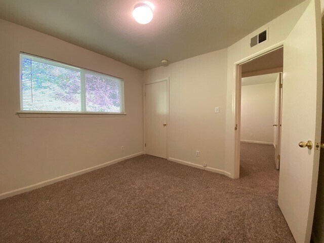 Building Photo - Great 3 bedroom 1 bathroom Duplex in Sacra...