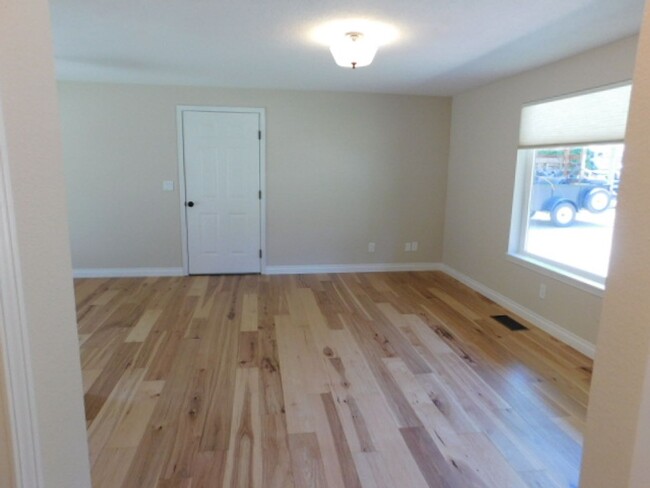 Building Photo - 3Bd/1Ba Single Story Home-Available Soon!