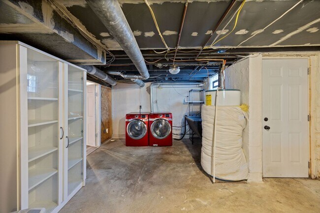 Building Photo - ANDERSON- Charming 4 bedroom 2 bath with f...