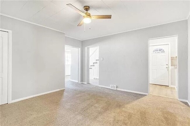Building Photo - 2 bed 1 bath - newly updated top to bottom...