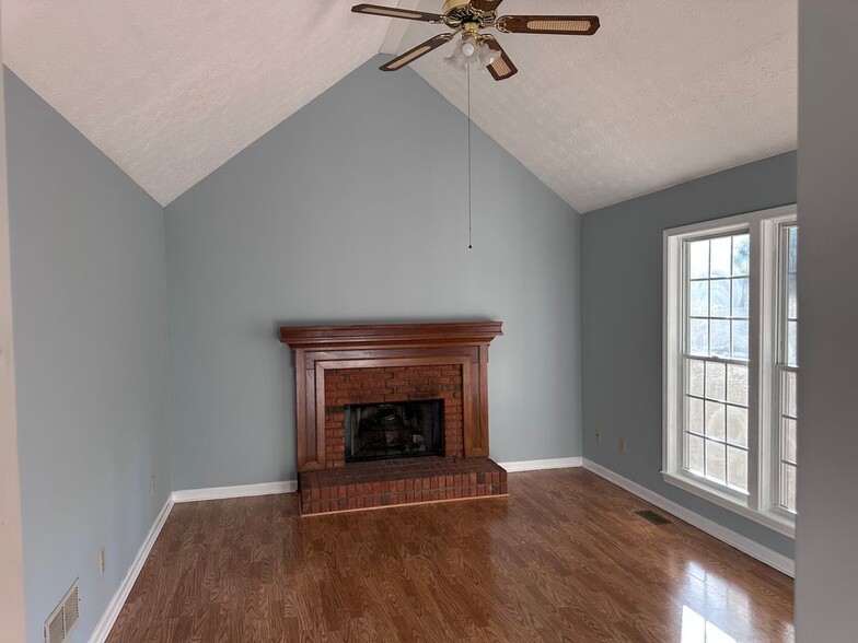 Building Photo - 545 River Overlook Dr NW
