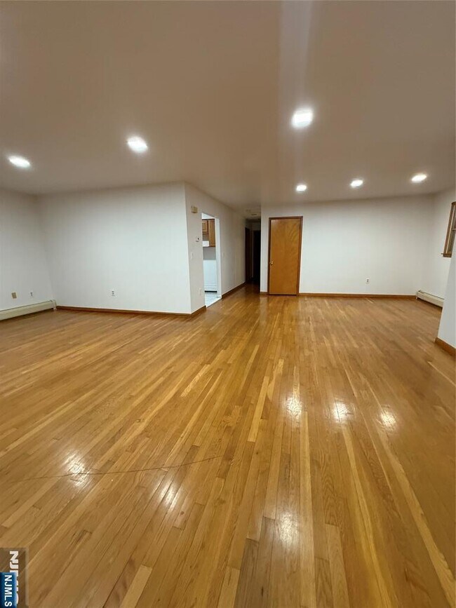 Building Photo - 967 E 23rd St