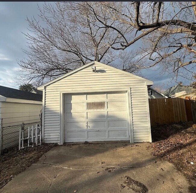 Building Photo - 910 W Virginia Ave