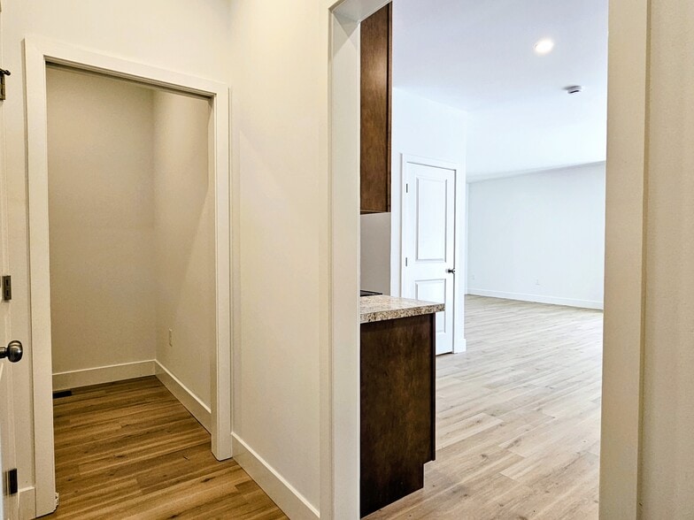 Building Photo - 394 Hensley St