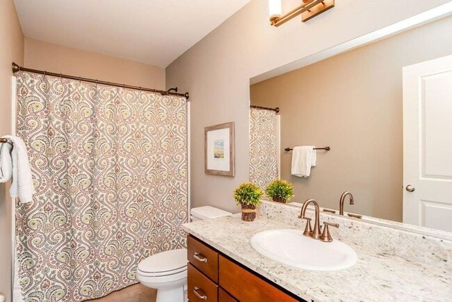 Building Photo - 3 Bedroom + Flex Space in Central Location - Close to Old Mill!