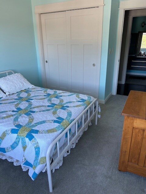 second bedroom with double bed - 400 N Richmond St