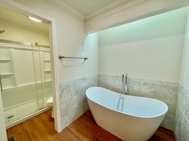 Building Photo - Spacious 6-Bedroom Gem In Fayetteville!