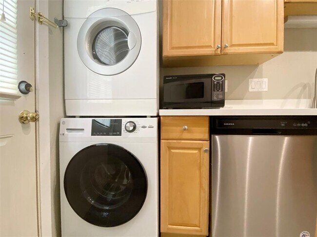 Building Photo - 515 Tallowood Rd