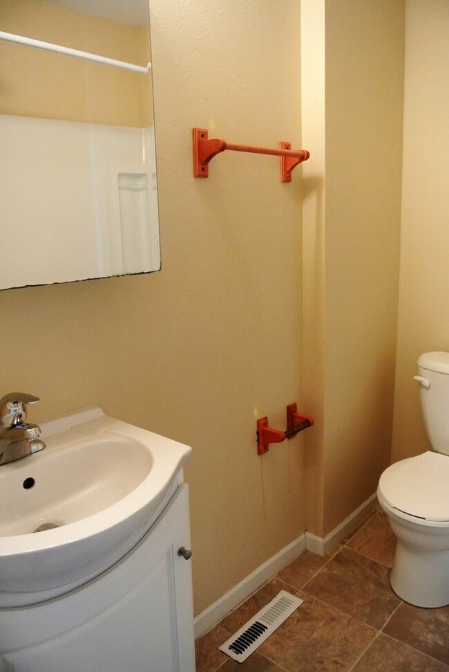 Building Photo - 3 Bedroom House