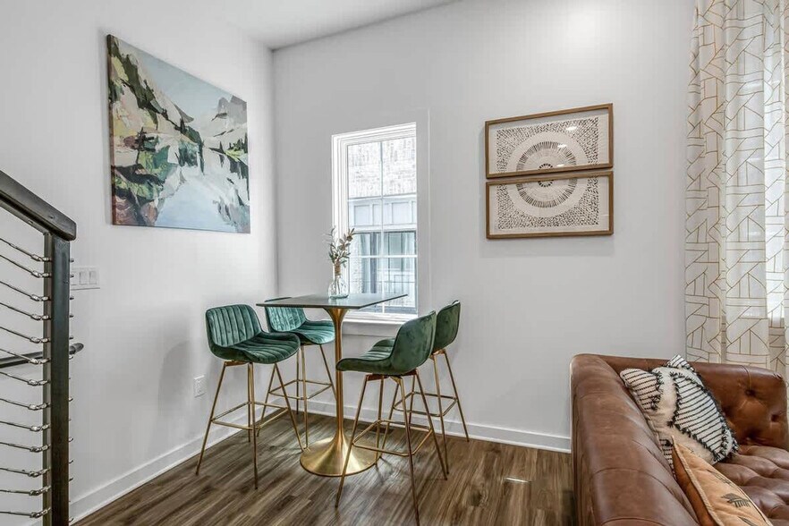 Building Photo - 738 Douglas Ave