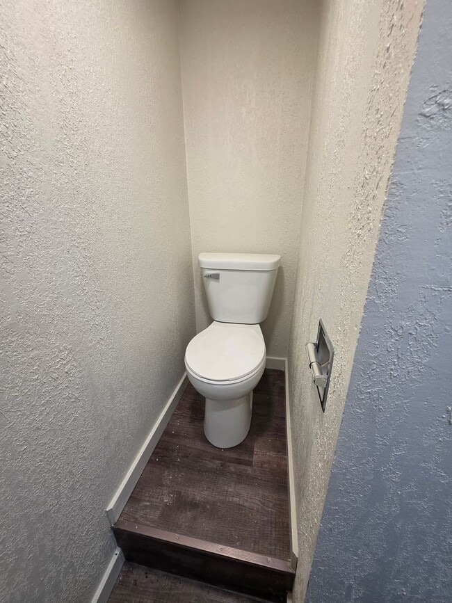 Building Photo - 940 W Weiland Ave