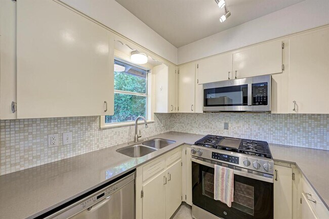 Building Photo - 2508 East Side Dr