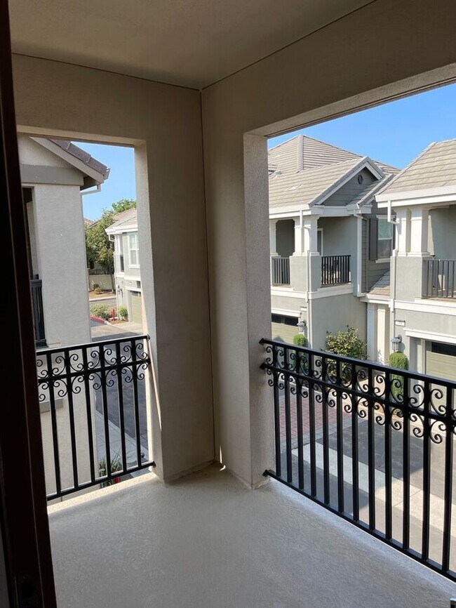 Building Photo - Mountain House 2 Bedroom 2 Bath Townhome